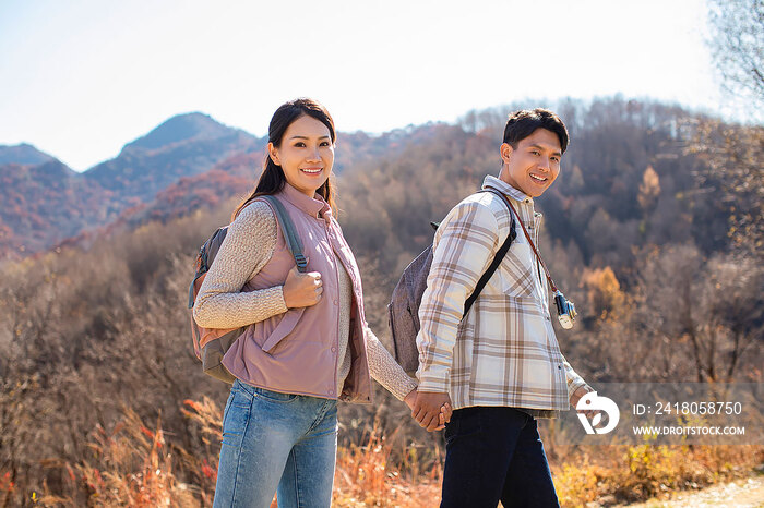 快乐的年轻情侣户外徒步旅行