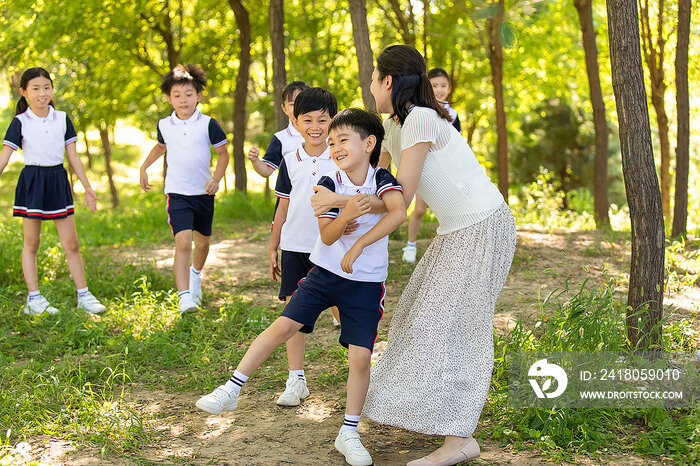 快乐的老师带领小学生春游