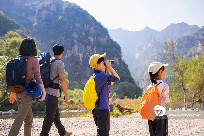 快乐的年轻家庭户外徒步旅行