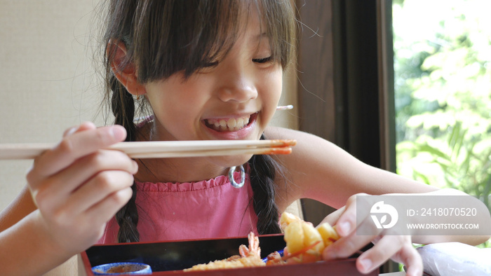 亚洲女孩在餐厅吃日本料理寿司，寿司是日本的传统美食