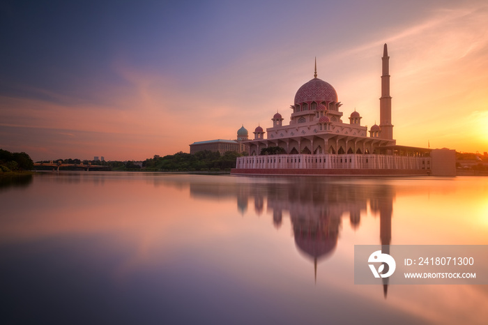 马来西亚普特拉贾亚日出时的普特拉清真寺景观