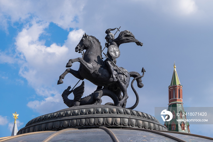 Escultura en la plaza Manezhnaya de Moscú, Rusia