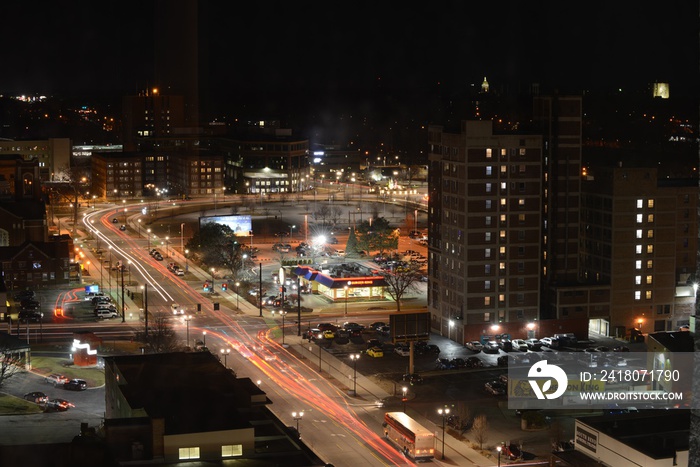 夜晚有建筑和街道的城市