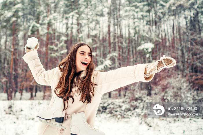 激动的年轻漂亮女孩打雪仗的户外特写。冬天的女人。