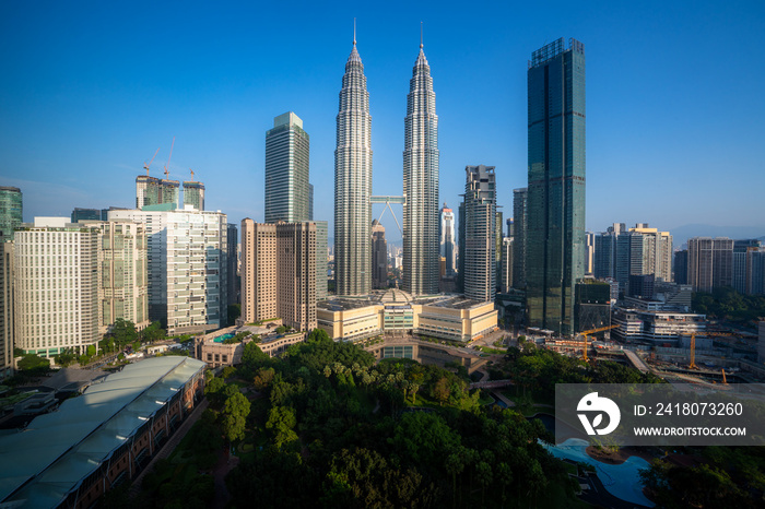 吉隆坡城市摩天大楼和绿地公园，年市中心商业区天空晴朗