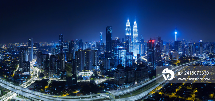 吉隆坡城市景观天际线中间的全景鸟瞰图。夜景。