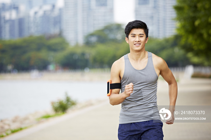 年轻的亚洲慢跑者在公园跑步
