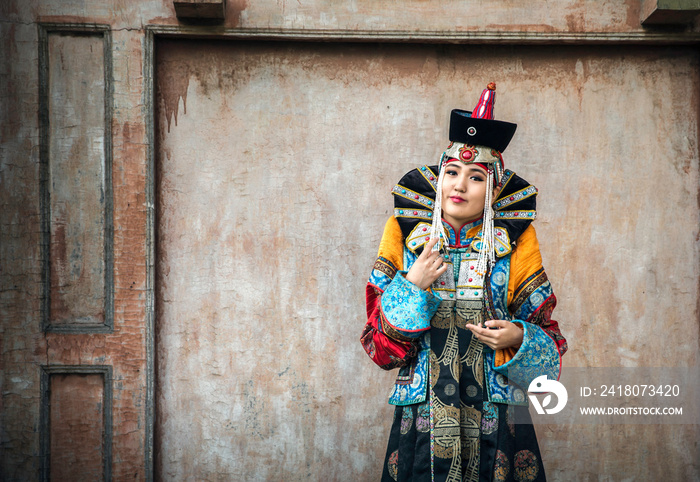 蒙古族传统服饰女士