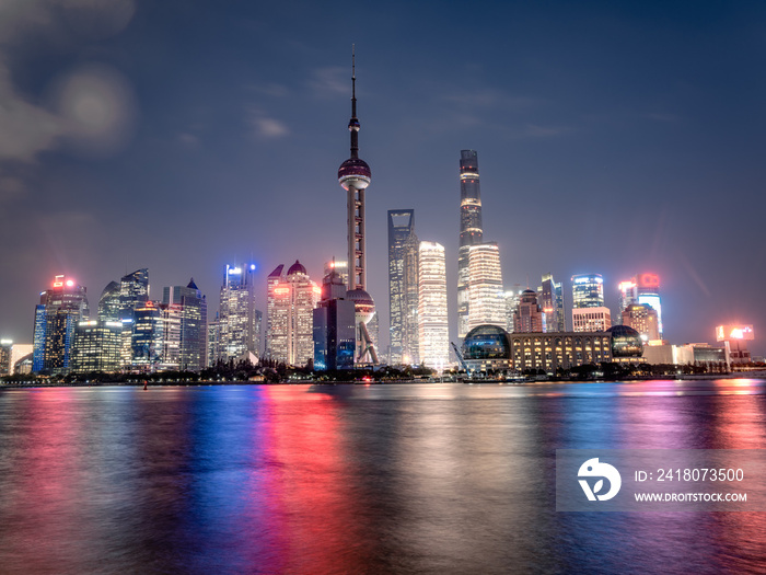 中国上海金融区陆家嘴夜景。