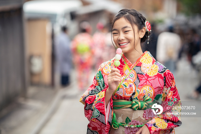 穿着传统和服的日本女孩在Yasaga stree享受旅行和用餐