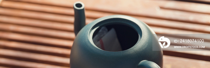中国茶道。木制粘土和碗制成的陶瓷茶壶。