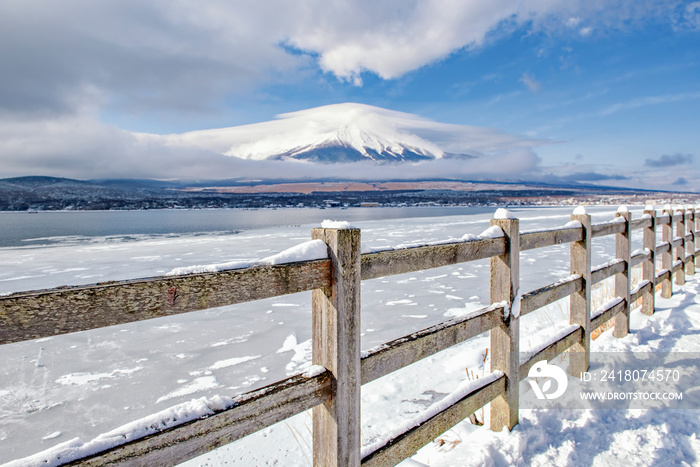 日本山中湖冬季的富士山