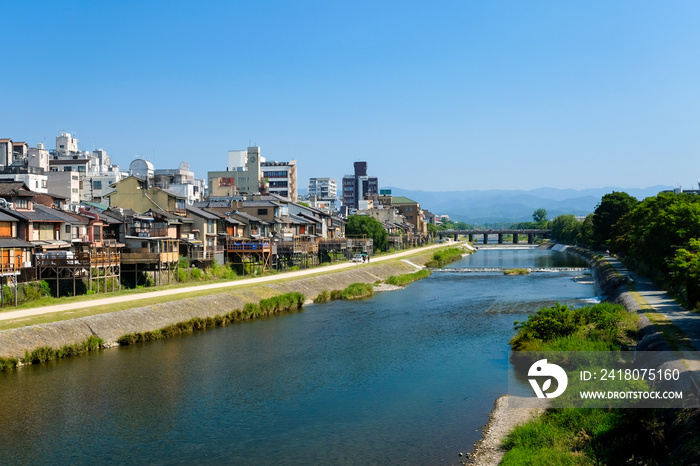 京都市 鴨川と四条の街並み