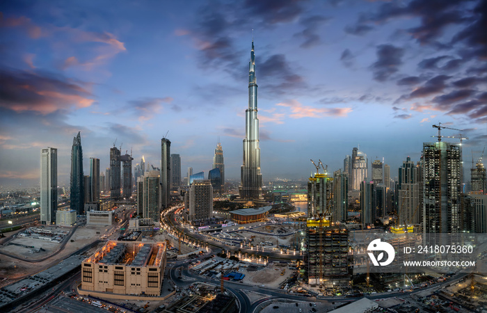 Die Business Bay im Zentrum von Dubai nach Sonnenuntergang am Abend