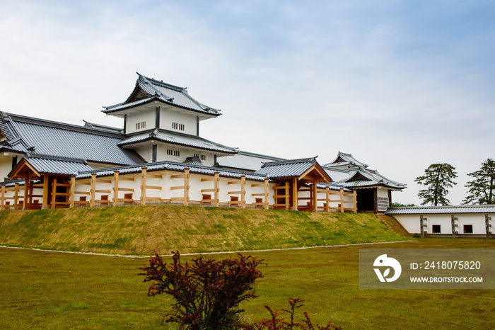 日本金泽城堡公园的景色。带花园的传统日本城堡，jap