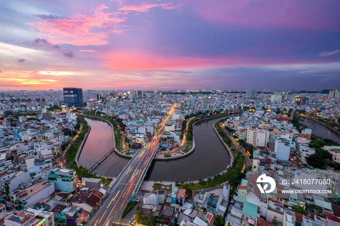 越南胡志明市。胡志明市房屋和商业行政中心的日落鸟瞰图