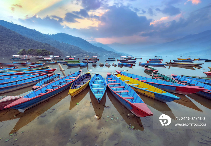 尼泊尔博卡拉Phewa湖岸的彩色船标志。