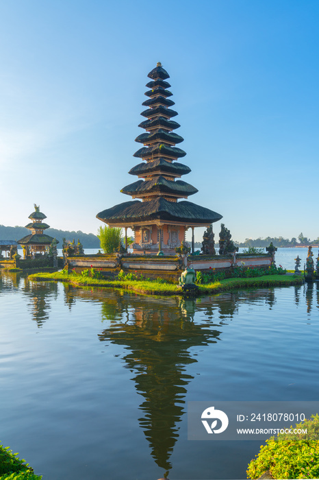 Pura Ulun Danu寺庙Beratan湖。-印度尼西亚巴厘岛的水上寺庙。