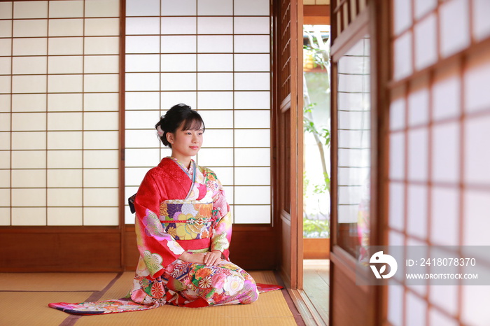 在日本京都的日式房间里，穿着传统日本和服的迷人女孩。