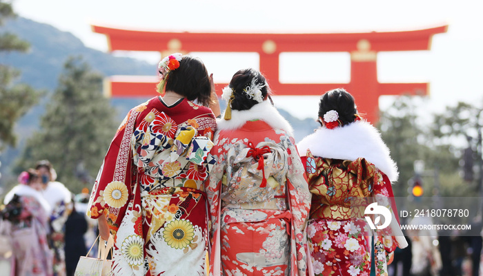 Japanese young girls in Kimono walking street in Kyoto, JAPAN / 振袖姿で京都を歩く女性