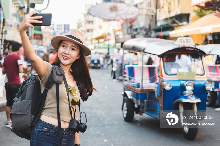 亚洲女性旅游背包客在泰国曼谷考山路旅行