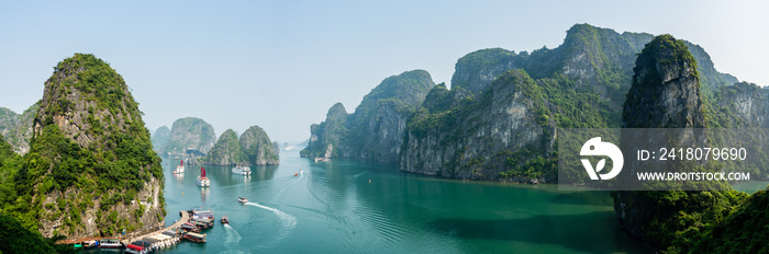 越南下龙湾松梭洞附近繁忙的海湾