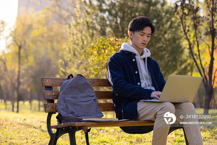 年轻大学生使用笔记本电脑