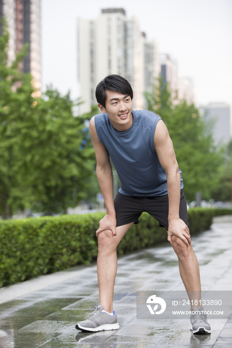 年轻男子在运动后休息