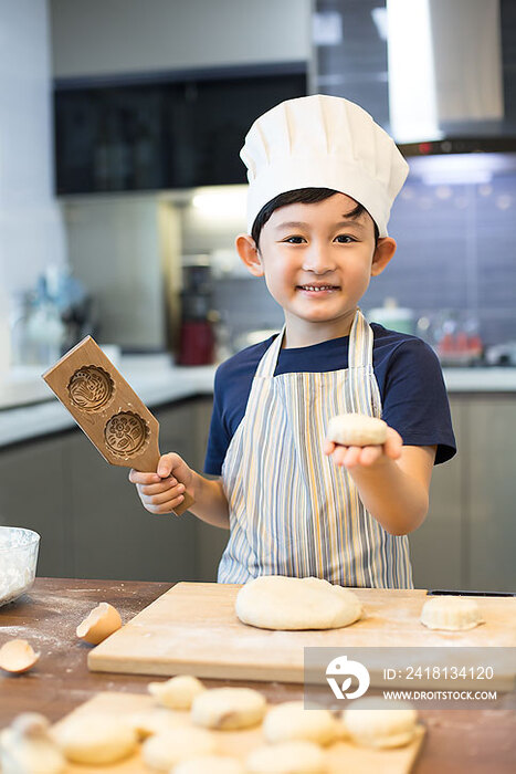 快乐的小男孩在家制作糕点