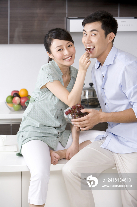 青年夫妇在厨房吃葡萄