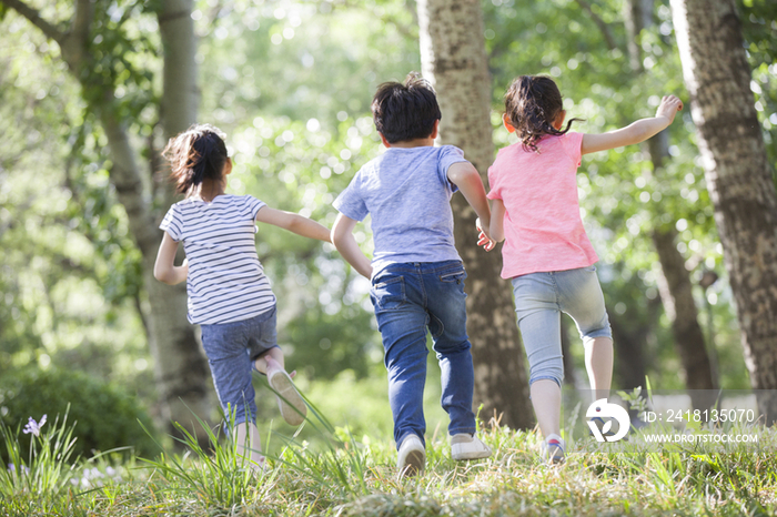 快乐的儿童在树林里赛跑