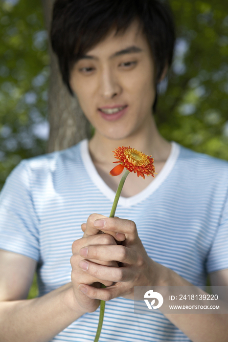 年轻男子手持鲜花