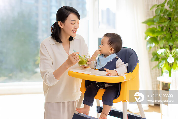 年轻妈妈给宝宝喂食