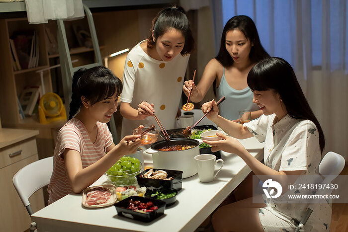 年轻大学生在宿舍吃火锅