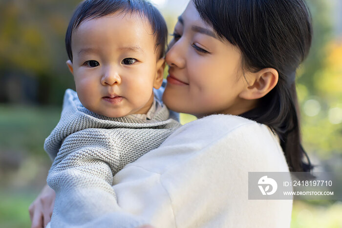 年轻妈妈在公园陪宝宝玩耍