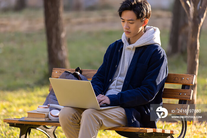 年轻大学生使用笔记本电脑