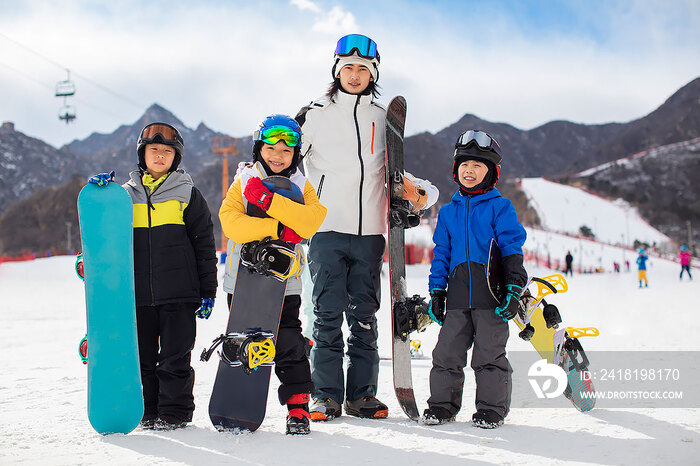 孩子们和教练在滑雪场玩