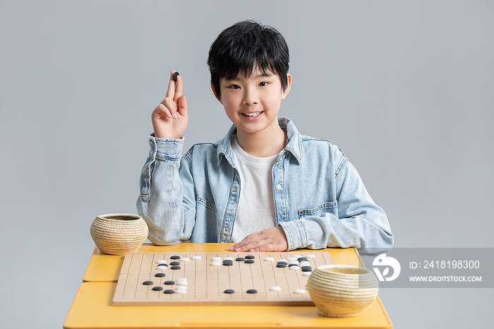 男孩下围棋