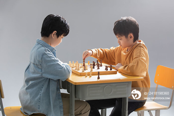 两个男孩下国际象棋