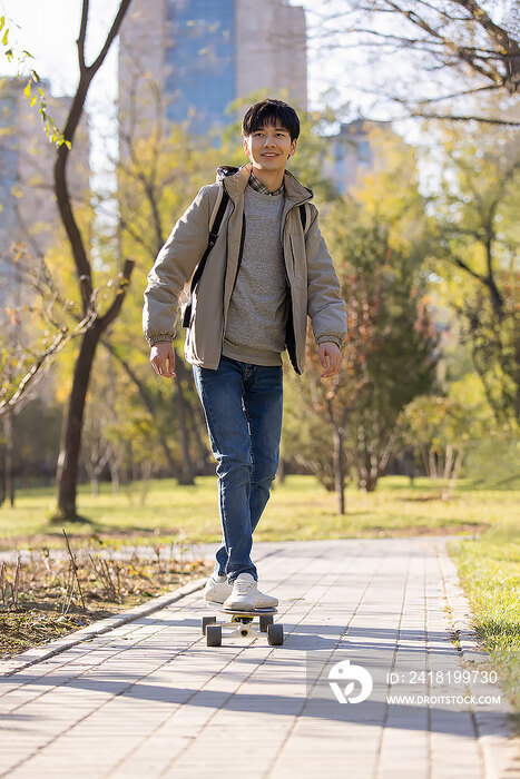 大学生在校园里滑滑板