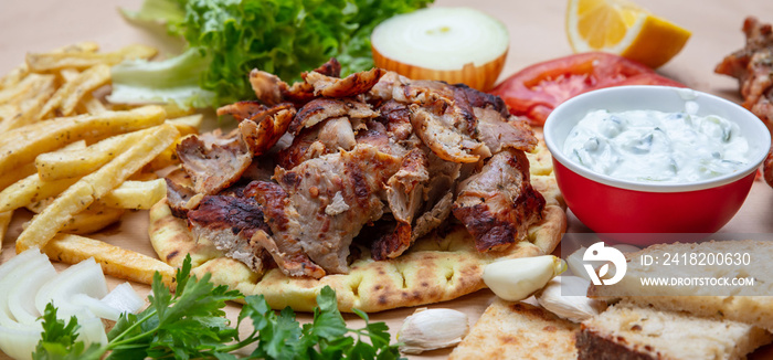 Gyros pita，Shawarma。传统的希腊、土耳其肉类食品，配以皮塔面包和tzatziki，横幅