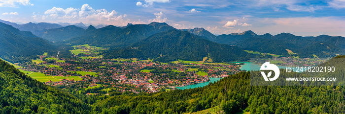 全景Landschaft von Rottach Egern und Bad Wiessee am Tegernsee