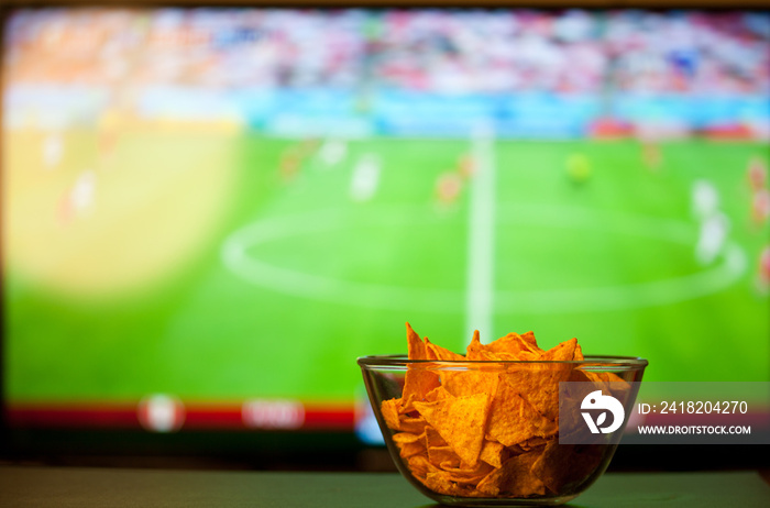 电视机前的啤酒杯和薯条-在家观看世界杯足球赛-足球支持者