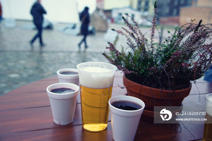 glas becher glühwein bier