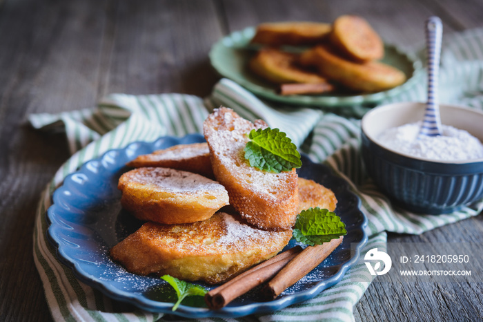 Torrijas-传统的西班牙甜肉桂烤面包