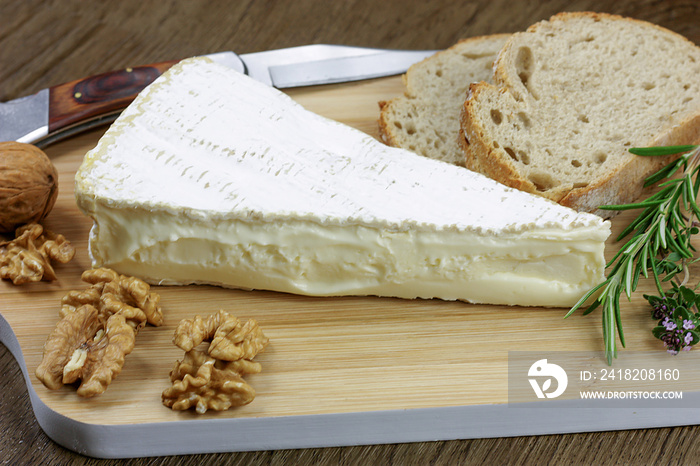 tranche de brie et pain sur une planche à découper