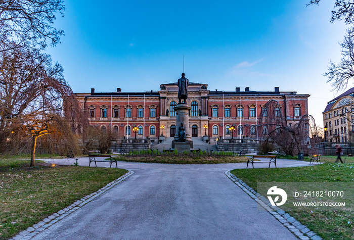 瑞典乌普萨拉大学前埃里克·古斯塔夫·盖杰尔雕像的日落景观