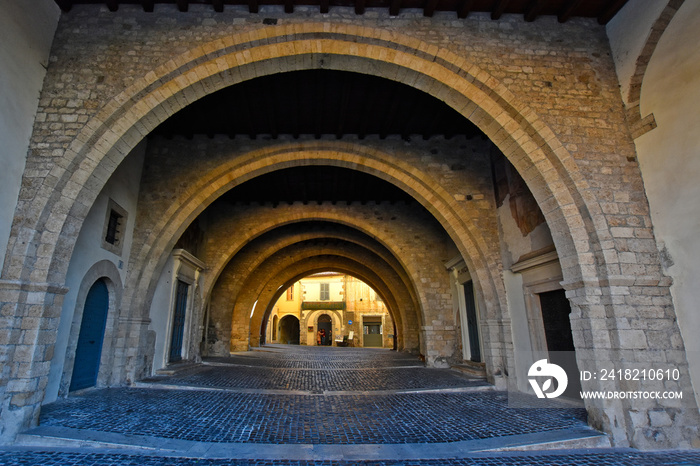 意大利阿纳尼。一条中世纪村庄里布满石拱门的街道