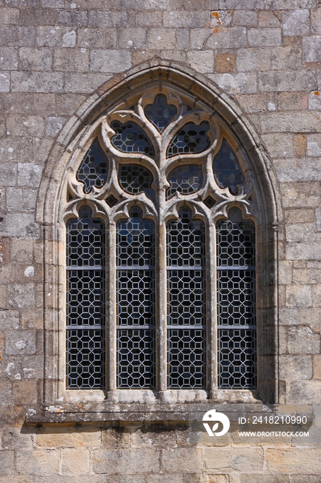 法国布列塔尼克罗伊桥城市教堂带哥特式窗户的尖拱形拱门