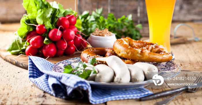 Oktoberfest weißwurste mit breze und bier